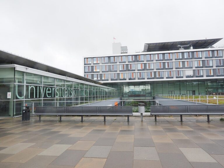 Peran Universitas Hang Tuah dalam Meningkatkan Kualitas Sumber Daya Manusia Indonesia