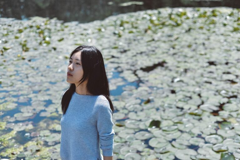 Bintang melambangkan kejayaan dan keberhasilan yang akan diraih oleh mahasiswa Universitas Pancasila. Padi dan kapas merupakan simbol dari kemakmuran dan kesejahteraan, yang menjadi tujuan utama dari pendidikan di universitas tersebut. Sedangkan kapal dan garis melengkung melambangkan perjalanan dan perjuangan yang harus dilalui untuk mencapai tujuan tersebut.